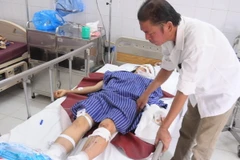 Y bác sỹ Bệnh viện Đa khoa tỉnh Lạng Sơn đang sơ cấp cứu cho nạn nhân vụ tai nạn. (Ảnh: Ngọc Tùng/TTXVN)