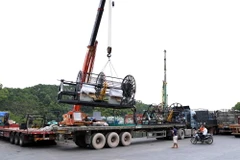 Vận chuyển hàng hóa xuất nhập khẩu tại cửa khẩu Quốc tế Hữu Nghị (Lạng Sơn). (Ảnh: Hoàng Hùng/TTXVN)