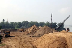 Một bến cát trái phép hoạt động rầm rộ dưới chân cầu đường sắt Yên Xuân, huyện Hưng Nguyên, Nghệ An. (Ảnh: Tá Chuyên/TTXVN)