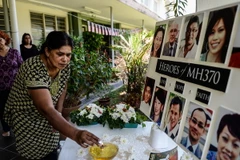 Cầu nguyện cho các hành khách trên chuyến bay xấu số MH370 tại Petaling Jaya, Malaysia ngày 8/3/2016. (Nguồn: AFP/TTXVN)