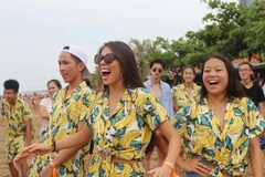 Các bạn thanh, thiếu nhi kiều bào có những trải nghiệm khám phá bãi biển Cửa Lò ở Nghệ An. (Ảnh: Nguyễn Oanh/TTXVN)