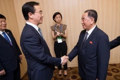 Bộ trưởng Bộ Thống nhất Hàn Quốc Cho Myoung-gyon (trái) và Phó Chủ tịch Đảng Lao động Triều Tiên Kim Yong-chol tại cuộc gặp ở Bình Nhưỡng ngày 5/7. (Ảnh: Yonhap/TTXVN.)