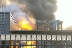 Khói lửa bốc lên từ hiện trường vụ nổ nhà máy hóa chất ở Tứ Xuyên, Trung Quốc. (Nguồn: CGTN/TTXVN)