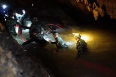 Nhóm thợ lặn tìm kiếm các nạn nhân mắc kẹt bên trong hang động Tham Luang ở Chiang Rai, Thai Lan ngày 30/6. (Ảnh: EFE-EPA/TTXVN)
