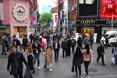 Cảnh nhộn nhịp tại Myeongdong ở Seoul, Hàn Quốc. (Nguồn: AFP/TTXVN)
