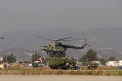 Máy bay trực thăng quân sự của Nga tại căn cứ Hmeimim ở tỉnh Latakia, tây bắc Syria. (Nguồn: AFP/TTXVN)