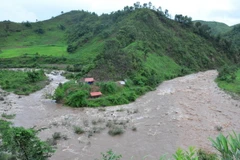 Nước sông dâng cao, chảy xiết ở con sông, suối chảy qua địa phận huyện Mường Nhé, Nậm Pồ (Điện Biên). (Ảnh: Văn Dũng/TTXVN)