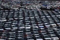 Ôtô được xếp tại cảng ở Richmond, California, Mỹ ngày 24/5. (Ảnh: AFP/ TTXVN)