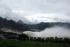 Thủy điện Hòa Bình mở cửa xả đáy số 3. (Ảnh: Thanh Hải/TTXVN