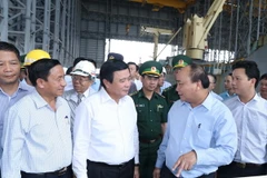 Thủ tướng Nguyễn Xuân Phúc đi kiểm tra dự án Formosa của Công ty TNHH gang thép Hưng Nghiệp Formosa Hà Tĩnh (FHS) tại Khu công nghiệp Vũng Áng, tỉnh Hà Tĩnh. (Ảnh: Thống Nhất/TTXVN)