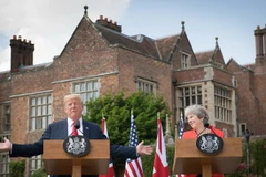 Thủ tướng Anh Theresa May (phải) trong cuộc họp báo chung với Tổng thống Mỹ Donald Trump tại Ellesborough, Tây Bắc London, Anh ngày 13/7. (Nguồn: AFP/TTXVN)