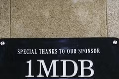 Biểu tượng 1MDB tại một tòa nhà ở Kuala Lumpur, Malaysia ngày 26/5. (Nguồn: EPA-EFE/ TTXVN)