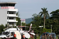 Lực lượng cứu hộ chuyển thành viên đội bóng từ trực thăng vào bệnh viện ở Chiang Rai sau khi được cứu khỏi hang Tham Luang ngày 9/7. (Ảnh: EPA/ TTXVN)