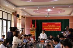 Ông Mai Văn Trinh, Cục trưởng Cục Quản lý chất lượng, Bộ GD và ĐT thông tin cho báo chí tại buổi họp báo công bố kết quả điều tra nghi vấn gian lận chấm thi THPT quốc gia tại Hà Giang. (Ảnh: Minh Tâm/TTXVN)