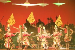 Tiết mục biểu diễn tại lễ bế giảng. (Ảnh: Hải Ngọc/Vietnam+)