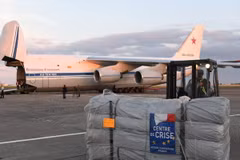 Xếp hàng viện trợ lên máy bay vận tải Antonov An-124 của Nga tại sân bay Chateauroux, Pháp để chuyển tới Syria ngày 20/7. (Ảnh: AFP/TTXVN)