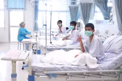 Các thành viên đội bóng mắc kẹt trong hang động Tham Luang được điều trị tại bệnh viện ở Chiang Rai sau khi được giải cứu. (Nguồn: AFP/ TTXVN)