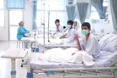 Các thành viên đội bóng mắc kẹt trong hang động Tham Luang được điều trị tại bệnh viện ở Chiang Rai sau khi được giải cứu. (Nguồn: AFP/ TTXVN)