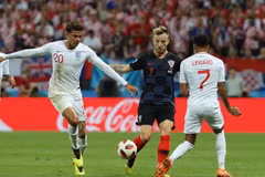 Tiền vệ Ivan Rakitic (giữa) tranh bóng với các cầu thủ đội tuyển Anh trong trận đấu vòng bán kết World Cup 2018 diễn ra ở Moskva, Nga ngày 11/7. (Ảnh: THX/TTXVN)