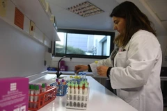 Xét nghiệm các mẫu máu tại phòng thí nghiệm ở Rennes, miền tây Pháp ngày 5/1/2017. (Ảnh minh họa: AFP/TTXVN)