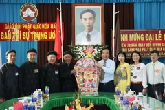 Ông Ngô Sách Thực, Phó Chủ tịch Ủy ban Trung ương Mặt trận Tổ quốc Việt Nam tặng quà, chúc mừng Ban Trị sự Trung ương Giáo hội Phật giáo Hòa Hảo. (Ảnh: Công Mạo/TTXVN)