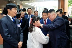 Chủ tịch Triều Tiên Kim Jong-un bày tỏ tình cảm thân mật với thiếu nhi Hà Nội tại lễ đón ở khách sạn Melia. (Ảnh: Nhan Sáng/TTXVN)