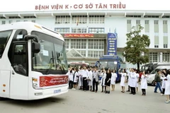 Các bác sỹ bệnh viện K chia tay bệnh nhân về đón Tết. (Ảnh: Dương Ngọc/TTXVN)