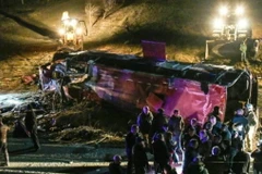 Chiếc xe lao xuống vực sâu 10m và bị lật. (Nguồn: AFP)