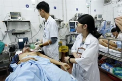 Cấp cứu phẫu thuật các trường hợp tai nạn giao thông. (Ảnh: Dương Ngọc/TTXVN)
