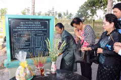 Các đại biểu viếng thăm Khu chứng tích tội ác quân Khmer đỏ Pol Pot-Ieng Sary tại xã Tân Lập. (Ảnh: Thanh Tân/TTXVN)