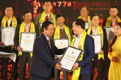 Ông Đỗ Thanh Tuấn - Giám đốc Đối Ngoại, đại diện công ty Vinamilk nhận giải thưởng. (Ảnh: Vietnam+)