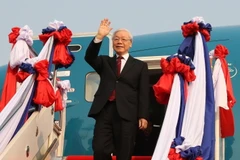 Tổng Bí thư, Chủ tịch nước Nguyễn Phú Trọng đến sân bay quốc tế Wattay ở Thủ đô Vientiane. (Ảnh: Trí Dũng/TTXVN)