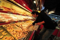 Thịt gà đông lạnh được bày bán tại một siêu thị ở Bắc Kinh, Trung Quốc. (Nguồn: AFP/TTXVN)