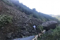 Hiện trường vụ sạt lở trên Quốc lộ 279D. (Ảnh: TTXVN phát)