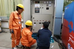 Công nhân EVN Hà Nội kiểm tra công tác đảm bảo điện tại Trung tâm báo chí Hội nghị thượng đỉnh Mỹ-Triều Tiên, tại Cung Văn hóa Lao động Hữu nghị Việt Xô chiều 25/2. (Ảnh Mạnh Khánh/TTXVN)