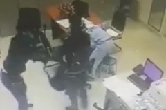 Hai tên cướp dùng súng và dao uy hiếp nhân viên, cướp tại trạm thu phí cao tốc TP.HCM-Long Thành-Dầu Giây. (Ảnh: Chụp từ camera an ninh)