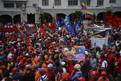 Người dân Venezuela tham gia tuần hành ủng hộ Chính phủ của Tổng thống Nicolas Maduro tại Caracas. (Nguồn: AFP/TTXVN)