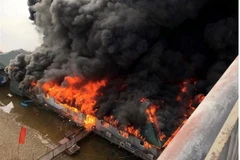 Vụ cháy đã thiêu rụi hoàn toàn nhà hàng nổi trên sông Lô. (Ảnh: Quang Cường/TTXVN)