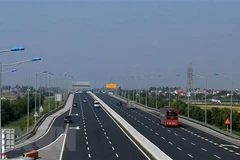 Các đối tượng đứng trên cầu vượt ném đá thẳng vào các xe đang lưu thông. (Ảnh: Huy Hùng/TTXVN)