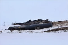 Hiện trường vụ tàu hỏa chệch khỏi đường ray gần St. Lazare, Manitoba, Canada. (Nguồn: Winnipeg Free Press/TTXVN)