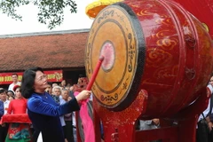 Phó Chủ tịch nước Đặng Thị Ngọc Thịnh đánh trống khai hội Kinh Dương Vương (huyện Thuận Thành, tỉnh Bắc Ninh). (Ảnh: Diệp Trương/TTXVN)