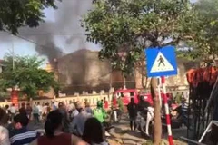 Đà Nẵng: Cháy nhà kho trường Tiểu học Chi Lăng sát chân cầu Rồng