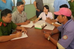 Công an yêu cầu các lái xe làm thủ tục thử ma túy. (Ảnh: Hoàng Hải/TTXVN)