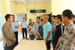 Ngư dân trình bày nguyện vọng với Đại sứ Phạm Vinh Quang tại Trung tâm giam giữ thuộc cơ quan quản lý xuất nhập cảnh Tanjung Pinang, Indonesia. (Ảnh: Hải Ngọc/Vietnam+)