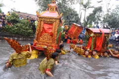 Kiệu được quay trong ao trước Miếu làng Phượng Vũ. (Ảnh: Minh Quyết/TXVN)