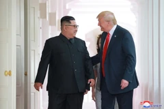 Trong ảnh (do Hãng thông tấn Trung ương Triều Tiên đăng phát): Nhà lãnh đạo Triều Tiên Kim Jong-un (trái) trong cuộc gặp thượng đỉnh với Tổng thống Mỹ Donald Trump tại Singapore ngày 12/6/2018. (Nguồn: EPA/TTXVN)