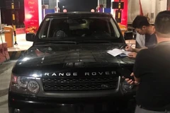 Chiếc xe ôtô bị ném đá trên cao tốc Hạ Long-Hải Phòng. (Ảnh: TTXVN phát)