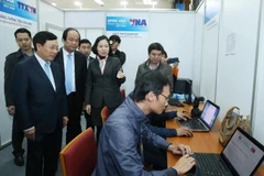 Phó Tổng Giám đốc TTXVN Vũ Việt Trang báo cáo với Phó Thủ tướng, Bộ trưởng Bộ Ngoại giao Phạm Bình Minh công tác chuẩn bị, sẵn sàng đưa tin về Hội nghị Thượng đỉnh Mỹ-Triều Tiên lần hai. (Ảnh: Lâm Khánh TTXVN)