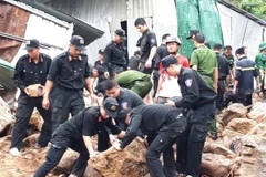 Các lực lượng chức năng được huy động đến hiện trường và tìm kiếm các nạn nhân mất tích trong vụ sạt lở núi và gây sập nhà tại xã Phước Đồng, thành phố Nha Trang. (Ảnh: Phan Sáu/TTXVN)