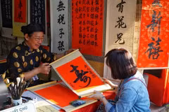 Người dân xin chữ tại Văn Miếu-Quốc Tử Giám. (Ảnh: Khánh Hòa/TTXVN phát)